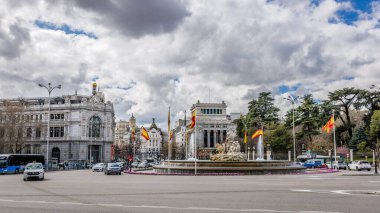 14 Mart 2025, Madrid, İspanya: Madrid Plaza de Neptuno 'nun ortasındaki Neptün Çeşmesi' ne bedel