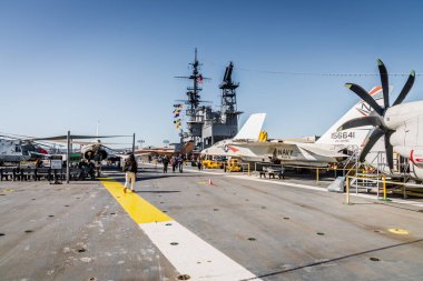 17 Kasım 2024, San Diego, CA: San Diego, Kaliforniya 'daki USS Midway Müzesi uçuş güvertesinde askeri uçak