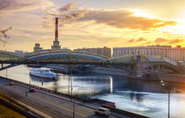 Moskova nehri geçip yaya köprüsü
