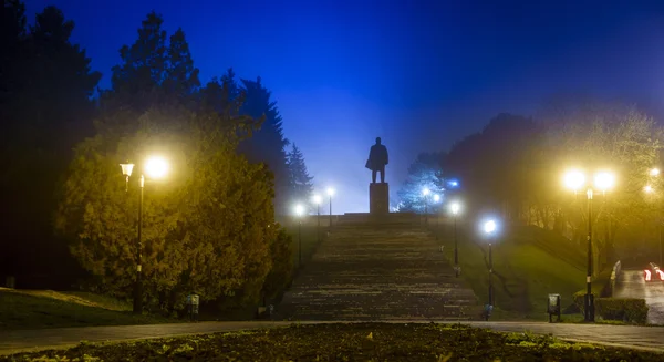 Monumento a Lenin en Pyatigorsk por la noche —  Fotos de Stock