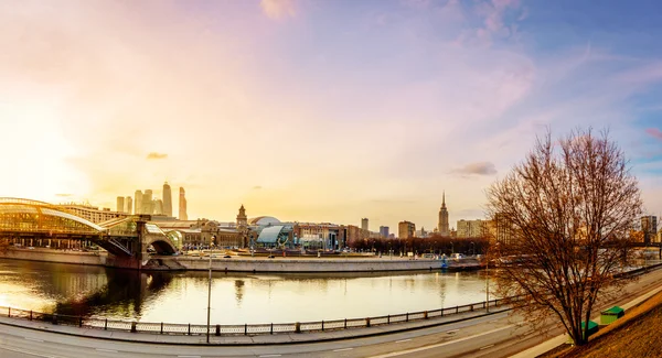 Pont piétonnier à travers la rivière Moscou — Photo