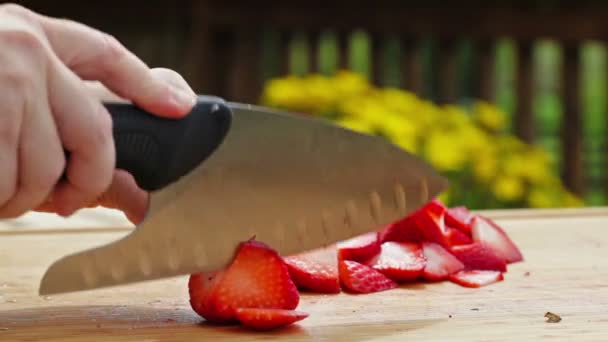 Morangos sendo preparados para cozinhar — Vídeo de Stock