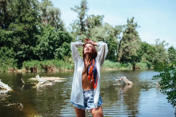 Sensual Sexy Morena Menina Uma Camisa Branca Desabotoada Para Despir — Fotografia de Stock