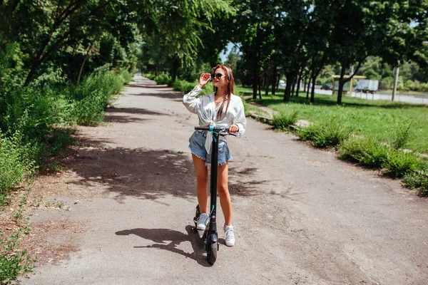 Nettes Brünettes Mädchen Fährt Auf Einem Elektroroller Park Sie Trägt — Stockfoto