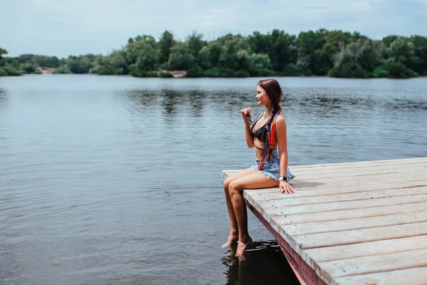 Sexy Mooie Brunette Zonnebaden Brug Bij Het Meer Rivier Een — Stockfoto