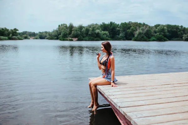 Sexy Mooie Brunette Zonnebaden Brug Bij Het Meer Rivier Een — Stockfoto