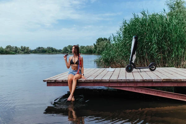 Een Mooie Brunette Een Badpak Zonnebaden Een Houten Brug Een — Stockfoto