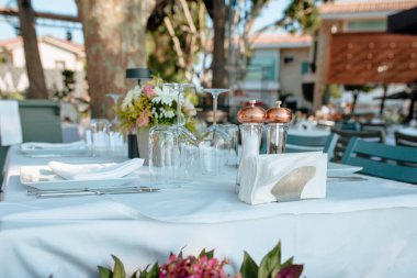 Açık hava lokantasında servis yaptım. Tatil ve düğün kavramı. 