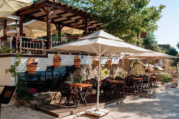 Wooden Table Terrace Umbrella Open Air City Side Turkey Beautiful — Stock Photo, Image