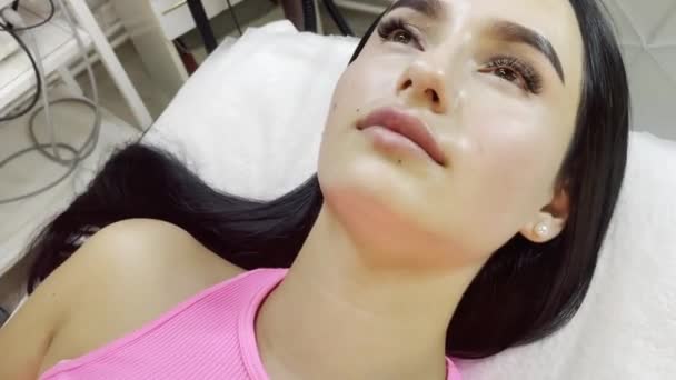 Förstärkning Läpparna Ansiktet Vacker Flicka Efter Injektionen Kosmetolog Med Fyllmedel — Stockvideo