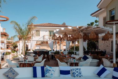 Türkiye 'de açık havada misafiri olmayan boş bir restoran. Salgın sırasında turizm kavramı.