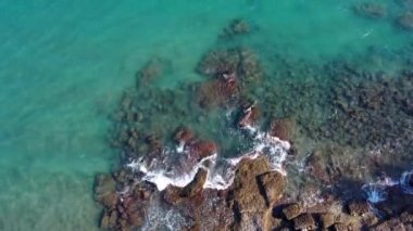 Hava görüntüsü. Akdeniz Türkiye 'nin dalgaları kayaları dövdü. Turkuaz deniz suyu dalgaları yükseklerde çekilir.