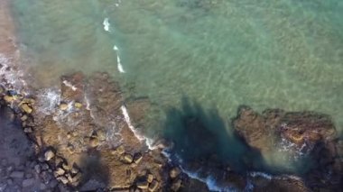 Hava görüntüsü. Akdeniz Türkiye 'nin dalgaları kayaları dövdü. Turkuaz deniz suyu dalgaları yükseklerde çekilir.