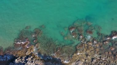 Hava görüntüsü. Akdeniz Türkiye 'nin dalgaları kayaları dövdü. Turkuaz deniz suyu dalgaları yükseklerde çekilir.
