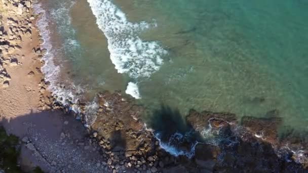 Vista aérea. Las olas del mar Mediterráneo de Turquía golpean las rocas. El oleaje de agua de mar turquesa se dispara en las alturas — Vídeo de stock