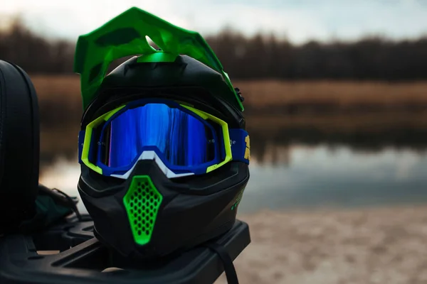 Casco Atv Verde Resistente Fondo Río Arena Deporte Concepto Extremo — Foto de Stock