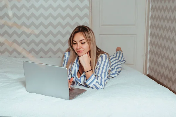 Ein Schönes Mädchen Schlafanzug Liegt Auf Dem Bett Hinter Einem — Stockfoto