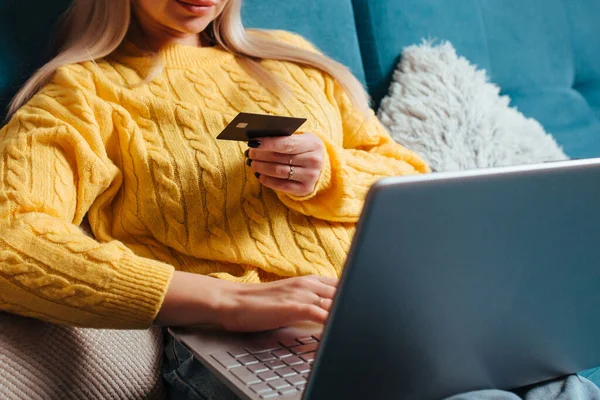 Een Vrouw Met Een Laptop Een Gele Trui Zit Bank — Stockfoto