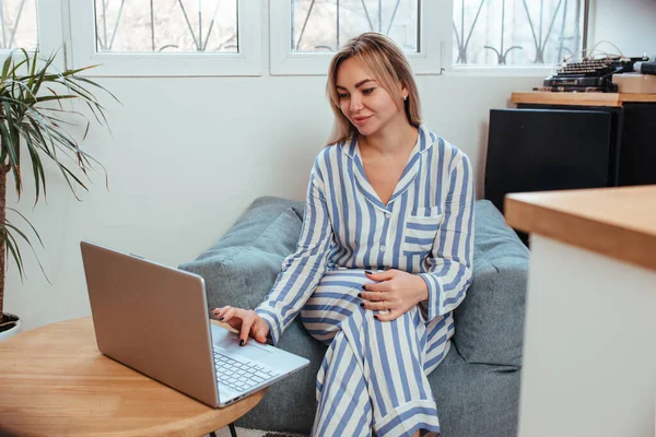 Een Mooie Vrouw Pyjama Werkt Aan Een Laptop Het Concept — Stockfoto
