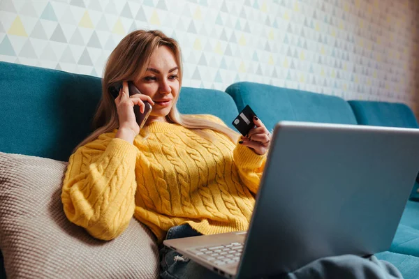 Een Vrouw Met Een Laptop Een Gele Trui Zit Bank — Stockfoto