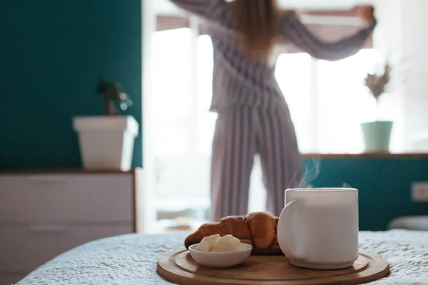 Croissant Kawa Pierwszym Planie Plecach Dziewczyny Piżamie Koncepcja Śniadania — Zdjęcie stockowe