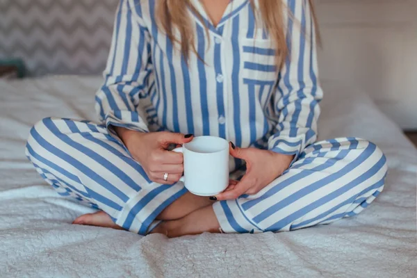 Morgonen Sitter Tjej Pyjamas Sängen Med Kopp Kaffe Händerna Kaffe — Stockfoto