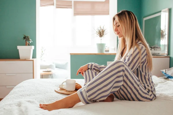 Una Mujer Pijama Bebe Café Con Croissant Cama Concepto Desayuno — Foto de Stock
