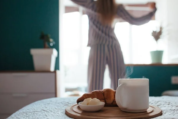 Croissant Kawa Pierwszym Planie Plecach Dziewczyny Piżamie Koncepcja Śniadania — Zdjęcie stockowe