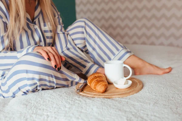 Una Mujer Pijama Bebe Café Con Croissant Cama Concepto Desayuno —  Fotos de Stock