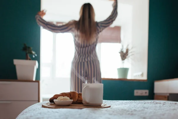 Croissant Och Kaffe Förgrunden Baksidan Flicka Pyjamas Frukostkoncept — Stockfoto