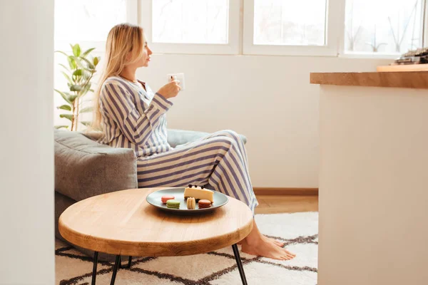 Una Mujer Pijama Por Mañana Una Mesa Bebe Café Come — Foto de Stock