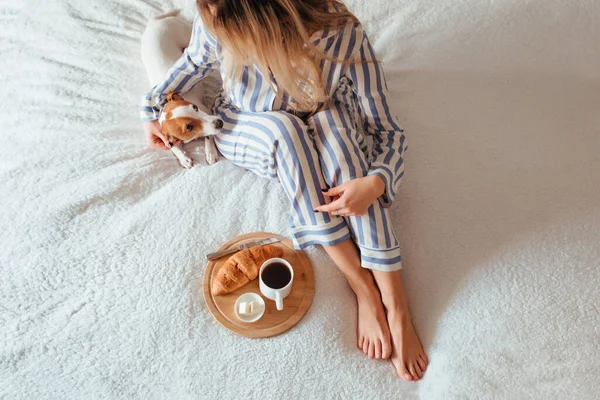 Frukost Sängen Croissant Och Kaffe Bredvid Henne Sitter Kvinna Pyjamas — Stockfoto