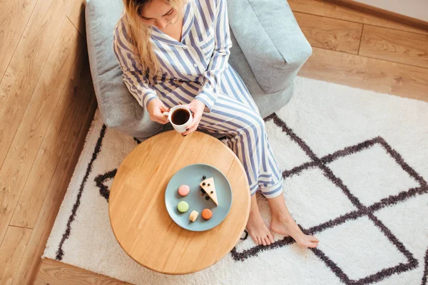 Una Mujer Pijama Por Mañana Una Mesa Bebe Café Come — Foto de Stock