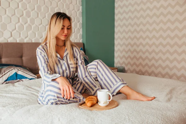 Una Mujer Pijama Bebe Café Con Croissant Cama Concepto Desayuno — Foto de Stock