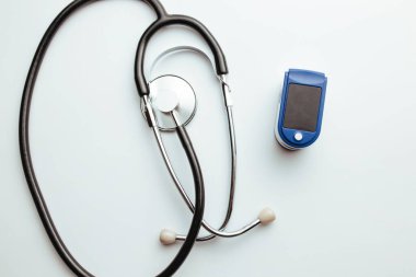 Koronavirüs teşhisi ve zatürree cihazı kalp atış hızı monitörü akciğer soturasyonu ve statoskobu ölçer..