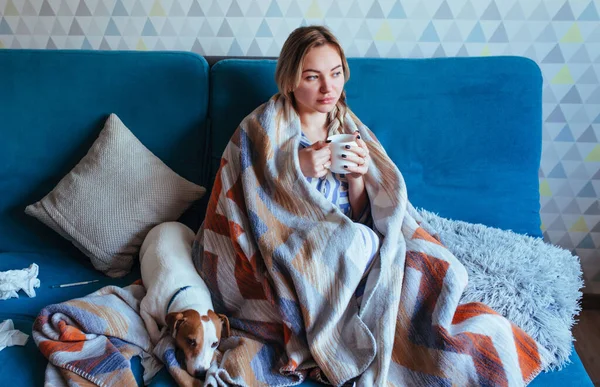 Den Sjuka Tjejen Dricker Och Sveper Sig Filt Behandling Och — Stockfoto