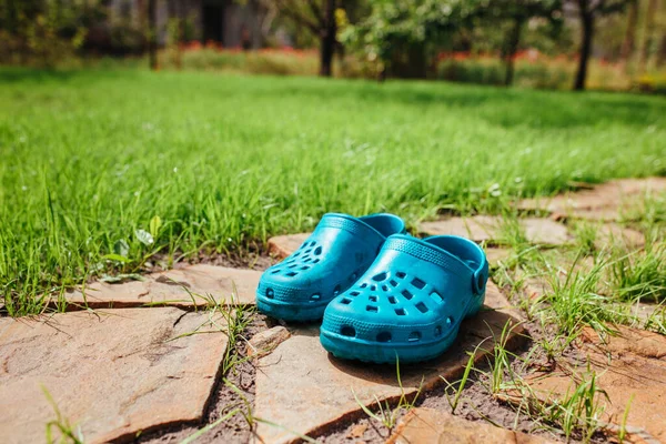 Rubber Sandals Stand Garden Path Lawn Grass — Φωτογραφία Αρχείου