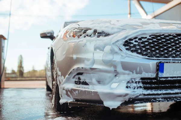 Gray Sedan Stands Soapy Foam Self Service Car Wash — Fotografia de Stock