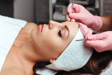 mechanical cleaning of the face by a beautician