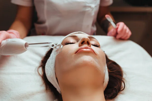 Masaje Facial Vacío Concepto Cosmetología Spa Morena Modelo — Foto de Stock