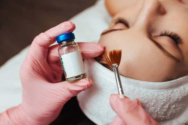 Las Manos Cepillo Recipiente Con Droga Peeling Químico Cosmetología — Foto de Stock