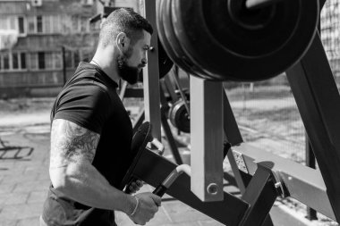 Sporcu sokakta kol kaslarını sallar. Açık hava sporları