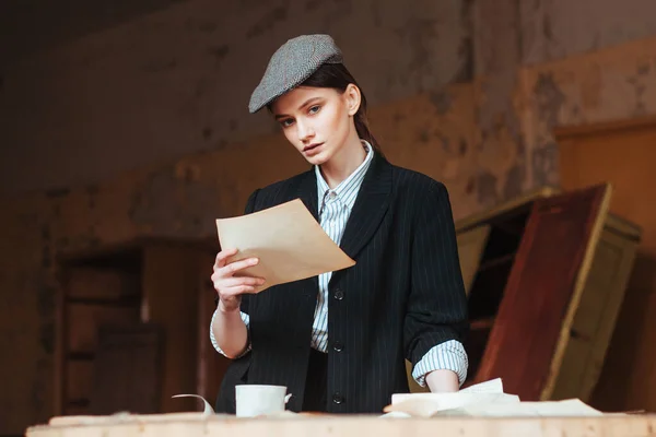 Retro Girl Cap Reads Lette — Fotografia de Stock