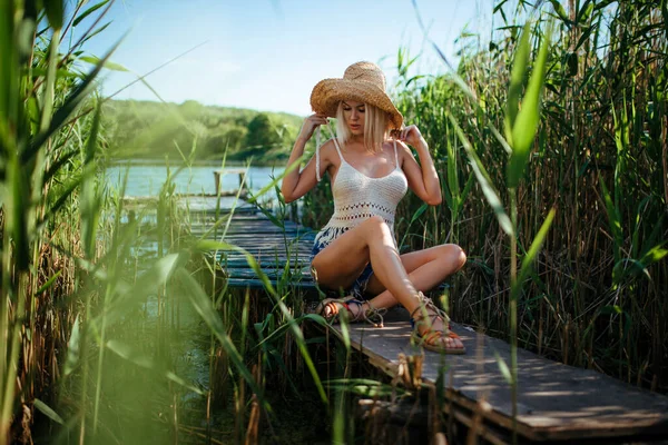 Beautiful Girl Straw Hat Sits River Masonry — Fotografia de Stock