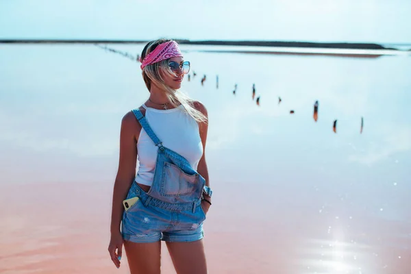 Una Chica Una Bondana Rosa Mono Vaquero Está Pie Lago —  Fotos de Stock