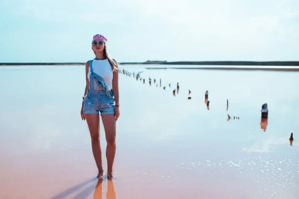 Girl Pink Bondana Jeans Jumpsuit Standing Pink Salt Lake Sightseeing — Stockfoto