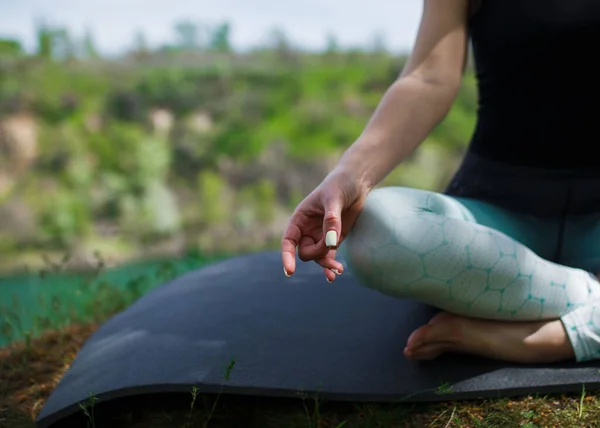 Girl Sportswear Meditates Lake Yoga Concession — Fotografia de Stock