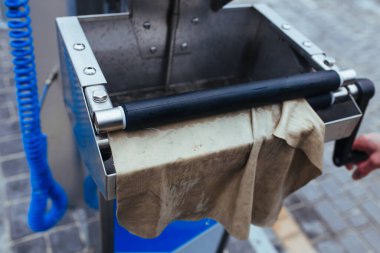 Bez sıkmak için bir makine. araba yıkama konsepti