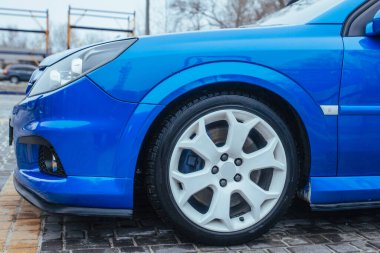 Titanyum disk ve spor araba tekerleği. Kullanılmış araba konsepti