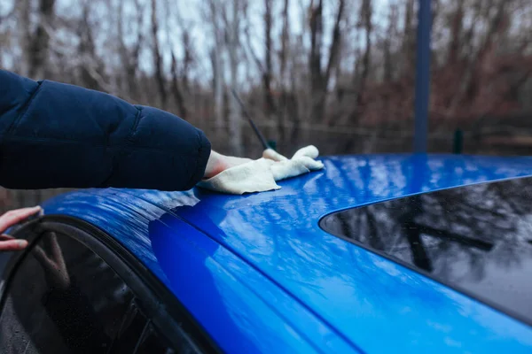 車を乾燥させるためのラグを持つ男 洗車のコンセプト — ストック写真